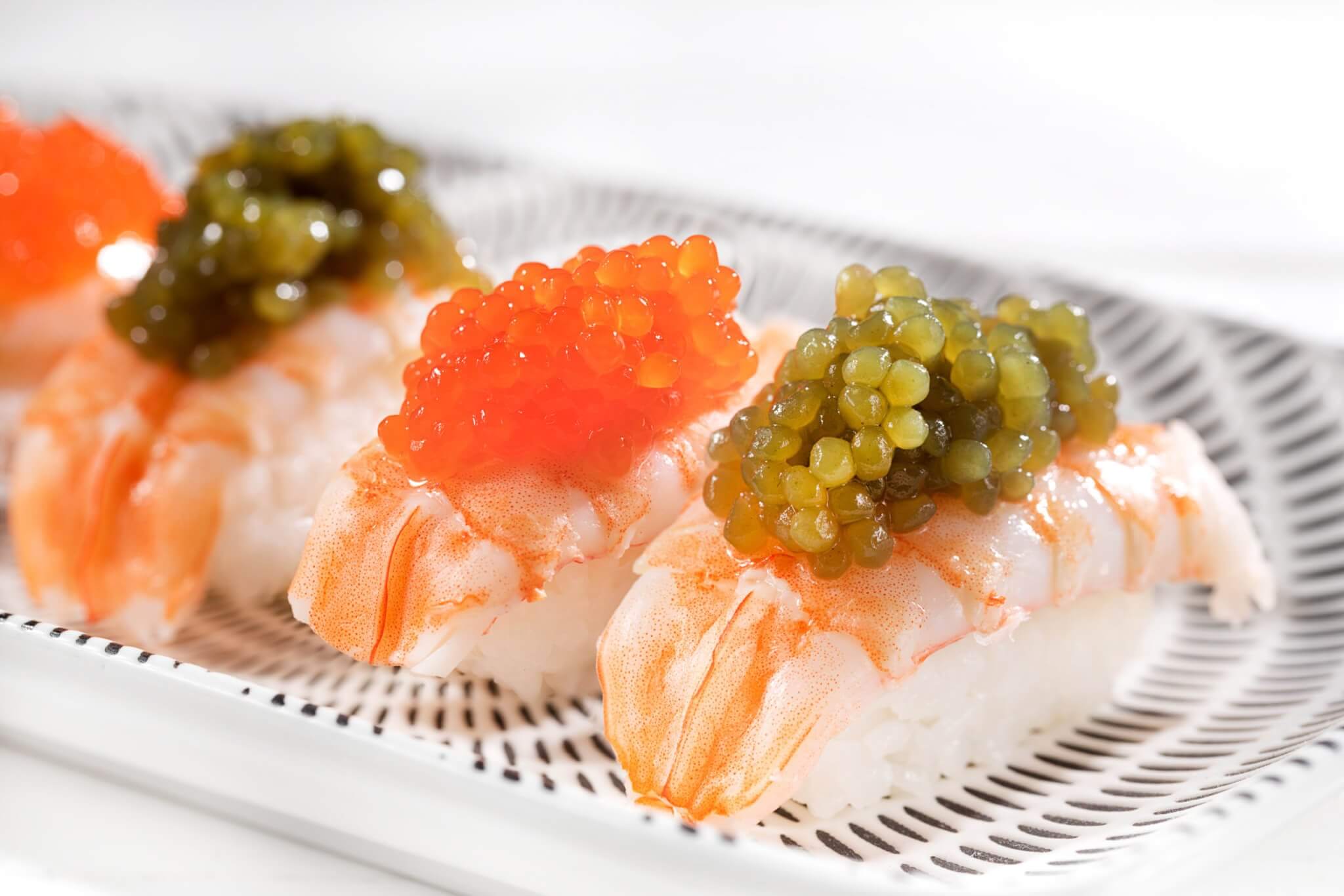 Niguiri de langostino con perlas de salmón y esturión