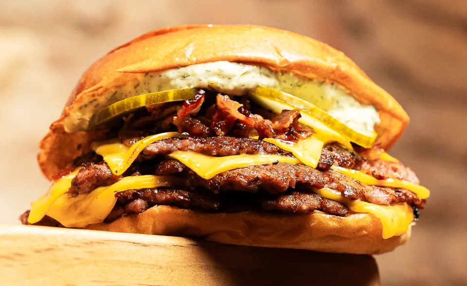 Hamburguesa smash burger recien elaborada