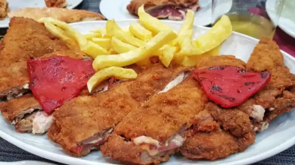Presentación y emplatado de un cachopo tradicional asturiano