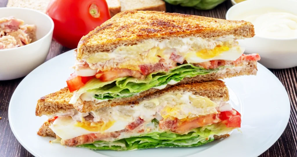 sandwich vegetal con atún y mayonesa